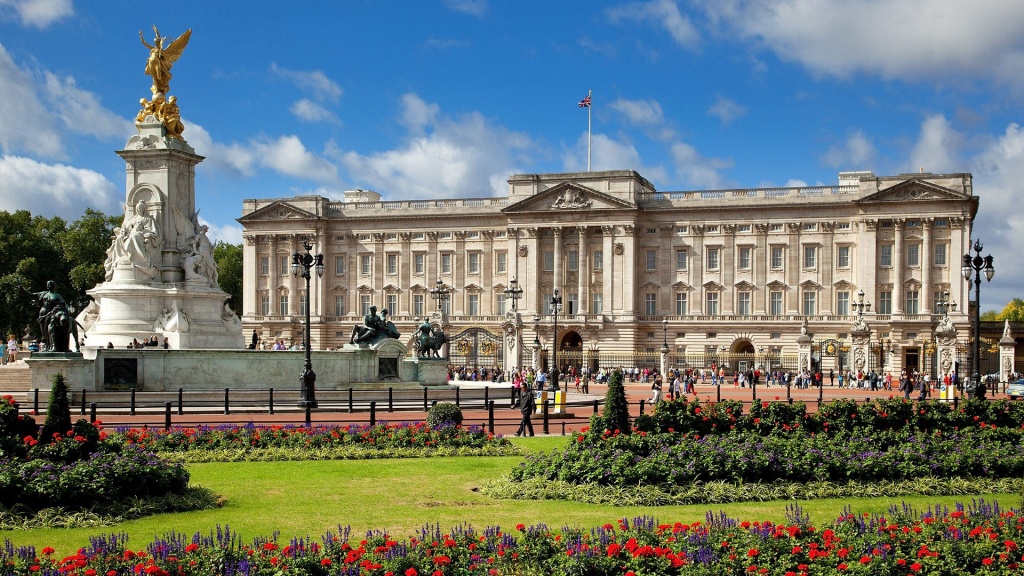Buckingham_Palace_in_London_England_HD_Photo.jpg