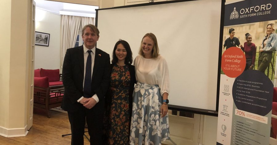 Phó đại sứ Anh trao tặng học bổng 100% học phí trường Oxford Sixth Form College cho học sinh Việt Nam